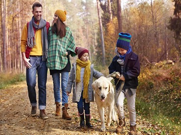 Famiglia in vacanza, con il cane