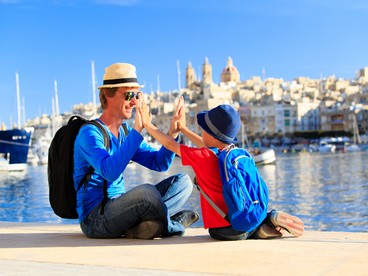 Genitore single con bambino in vacanza