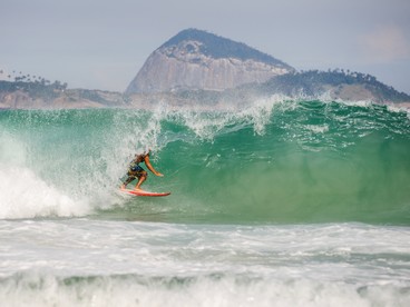 Surfista tra le onde nei pressi di Rio