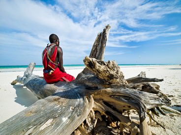 Maasai in riva all'oceano in Kenya
