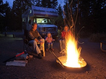 Camperisti in sosta nella natura