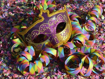 Coriandoli e maschera di Carnevale