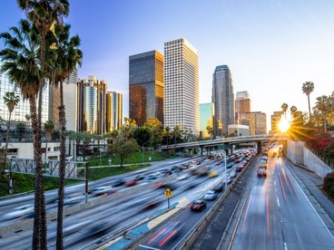 L'alba su una strada di Los Angeles