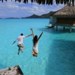 Una coppia in viaggio di nozze alle Maldive