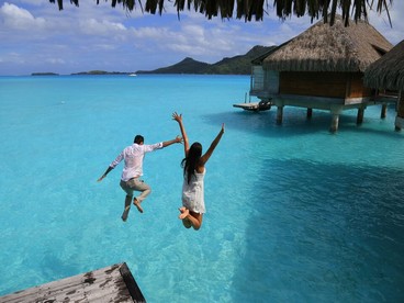 Una coppia in viaggio di nozze alle Maldive