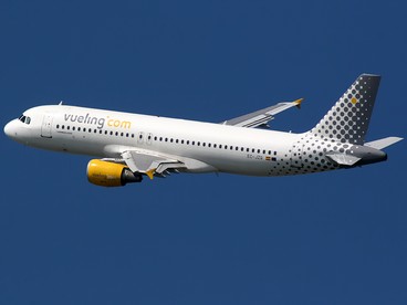 Airbus A320 Vueling ©FlightReal via Wikipedia