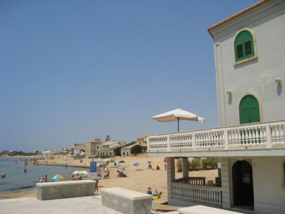 La casa di Montalbano - ph www.gironavigando.it via Wikipedia