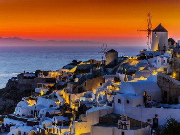 Romantico tramonto a Santorini