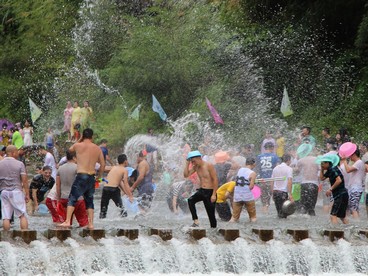 Battaglie di acqua durante il Songkran in Thailandia