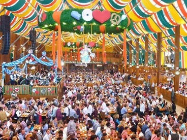 L'interno di un tendone dell'Oktoberfest