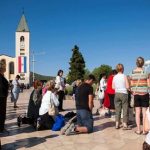 Medjugorje, statua della Madonna davanti alla Chiesa di San Giacomo