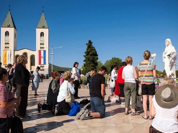 Medjugorje, statua della Madonna davanti alla Chiesa di San Giacomo