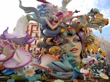 Las Fallas a Valencia: uno dei carri