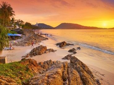 La spiaggia di Patong, a Phuket, in Thailandia