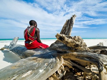 Un masai su una spiaggia del Kenya