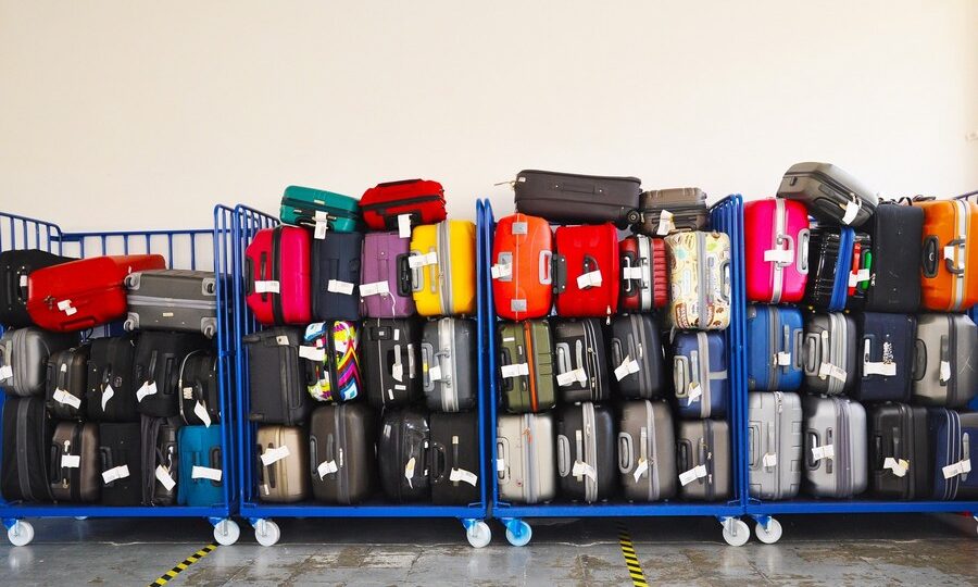 Valigie pronte per la stiva, in aeroporto