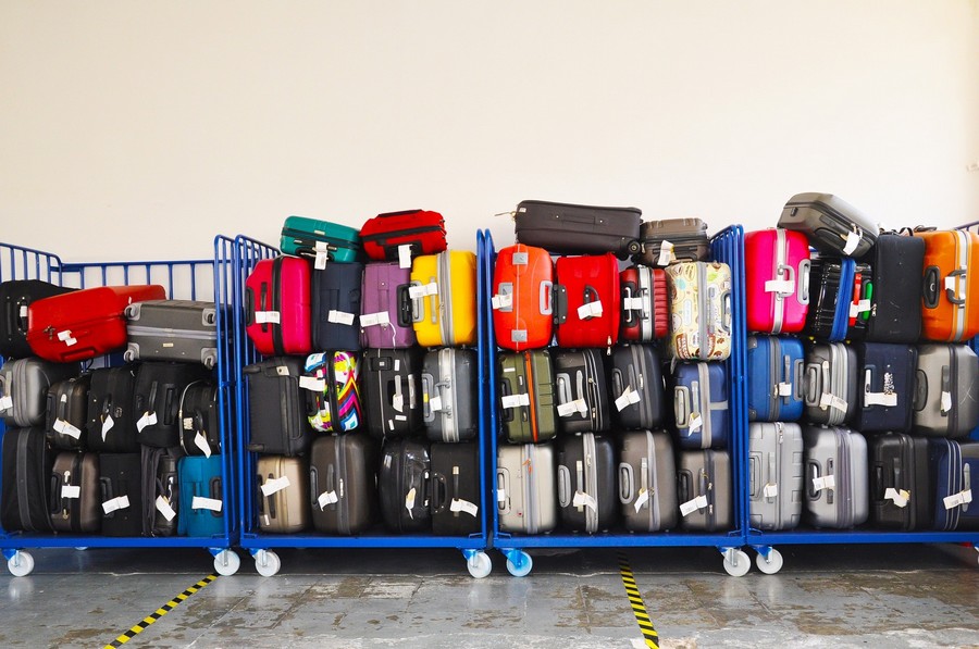 Valigie pronte per la stiva, in aeroporto