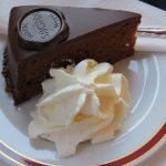 Una fetta di Sachertorte servita dall'Hotel Sacher di Vienna