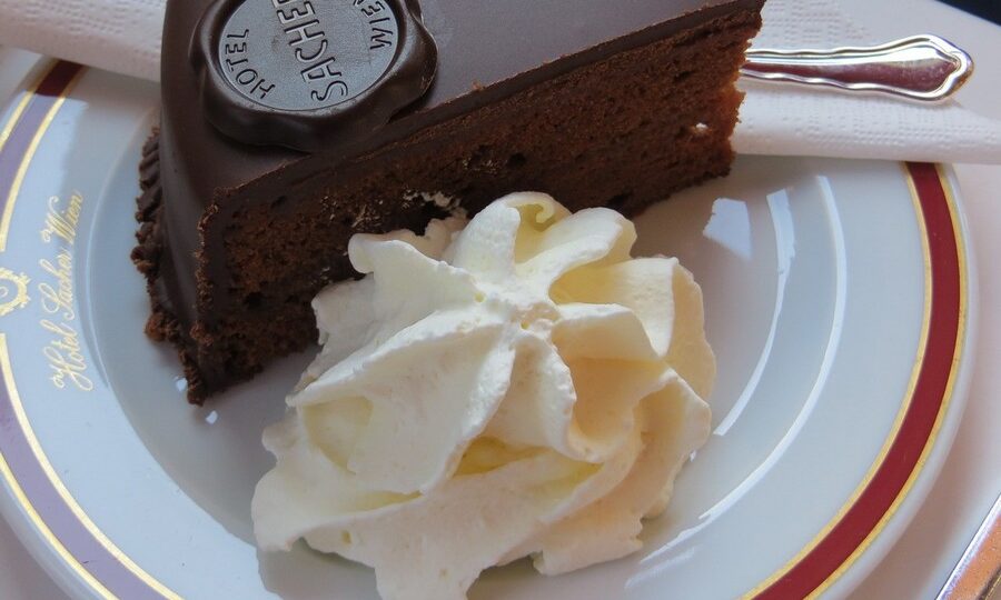 Una fetta di Sachertorte servita dall'Hotel Sacher di Vienna