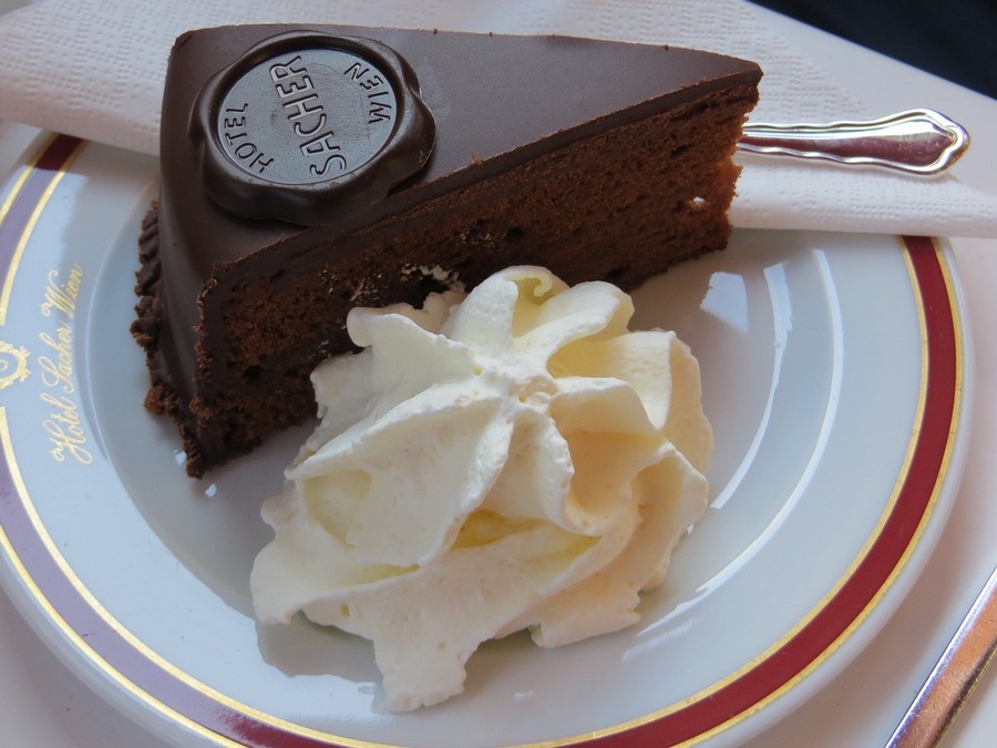 Una fetta di Sachertorte servita dall'Hotel Sacher di Vienna