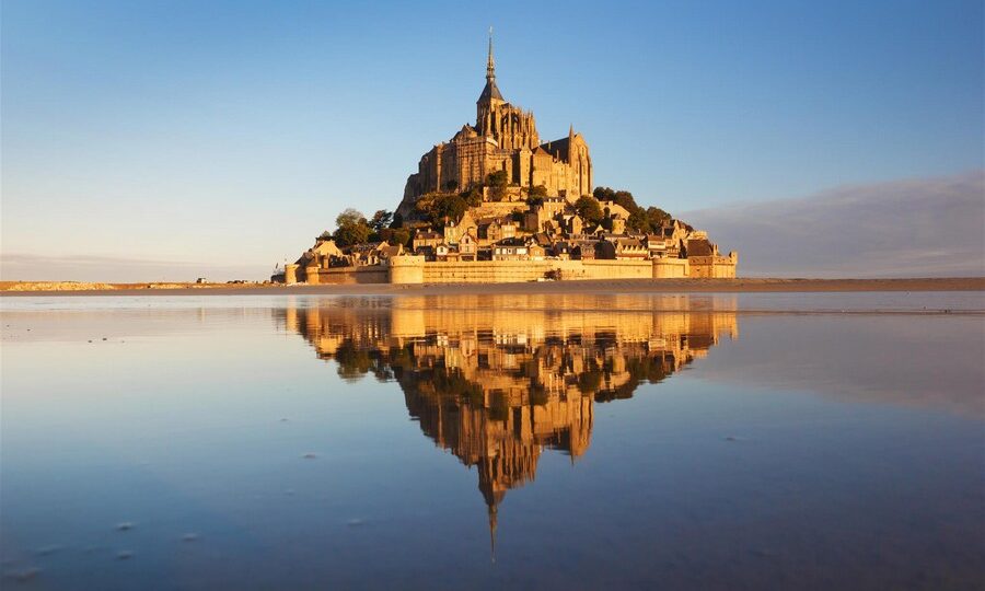 Mont Saint Michel con l'alta marea