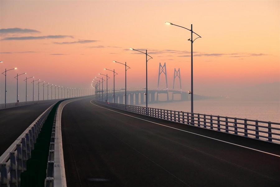 Il ponte cinese più lungo del mondo al tramonto
