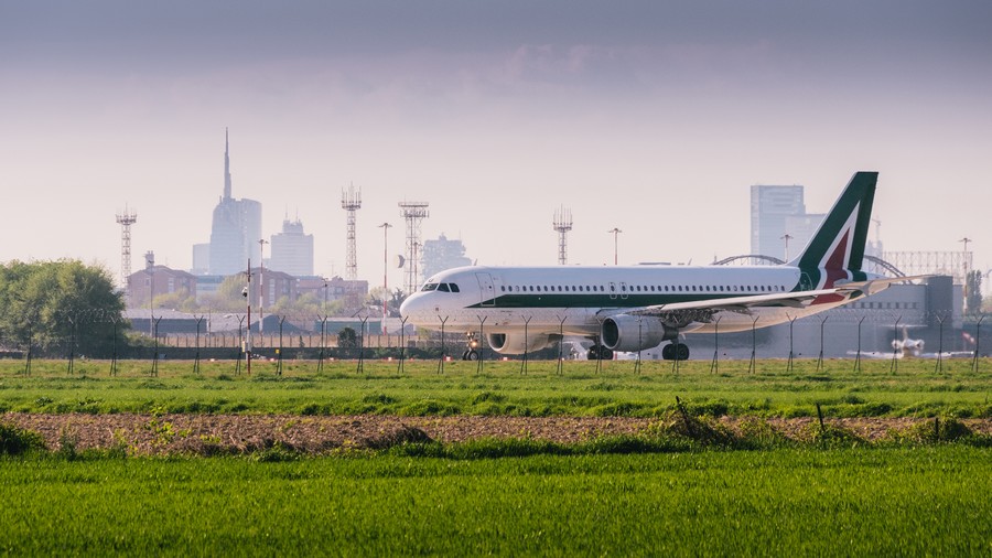 Aeromobile sulla pista di Linate