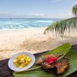 Pesce grigliato e insalata di mango sulla spiaggia di Anse Source D'argent