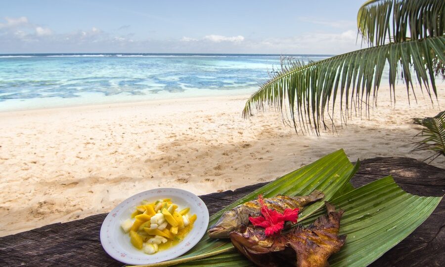 Pesce grigliato e insalata di mango sulla spiaggia di Anse Source D'argent