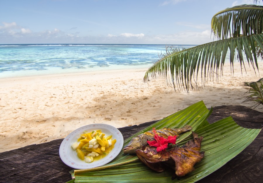 Pesce grigliato e insalata di mango sulla spiaggia di Anse Source D'argent