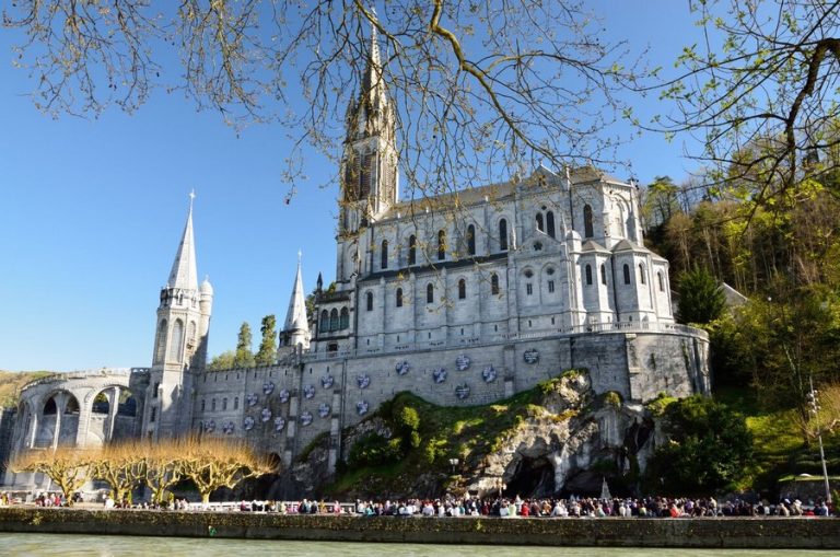 Luoghi fondamentali a Lourdes: cosa visitare e cosa fare