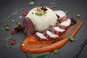 Cucina creola alle Seychelles: riso e polpo arrosto su salsa al curry