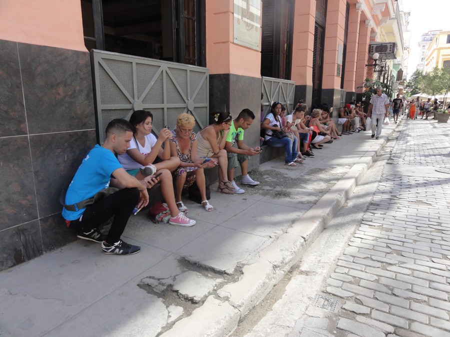 WiFi Internet HotSpot in Havanna, Cuba © Othmar Kyas (Creative Commons Attribution-Share Alike 4.0 International)