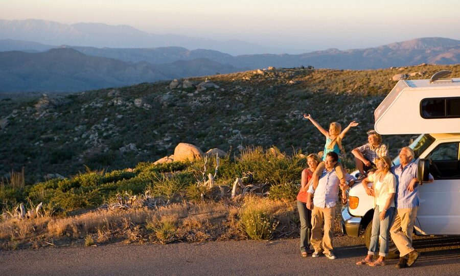 Famiglia in vacanza in camper