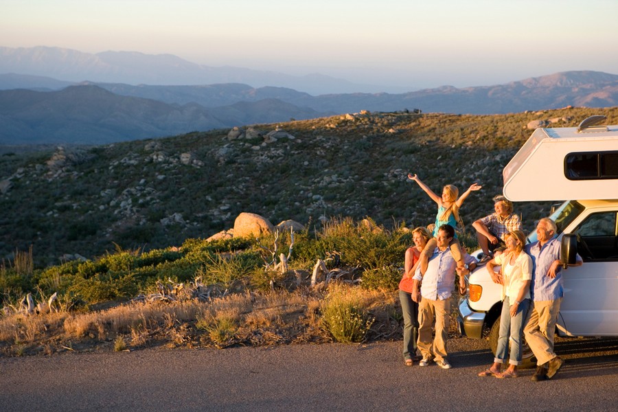 Famiglia in vacanza in camper