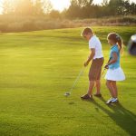 Bambini che giocano a golf