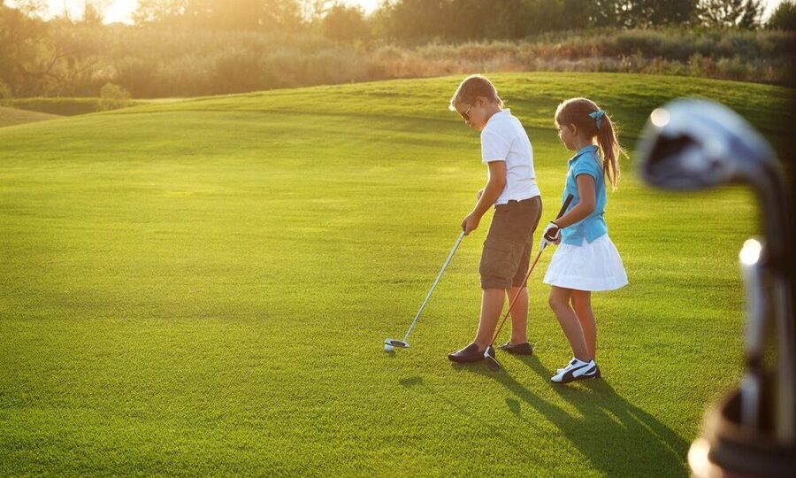 Bambini che giocano a golf