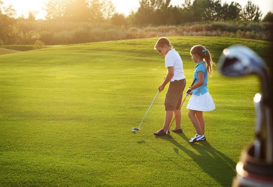 Bambini che giocano a golf