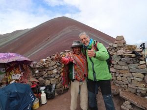 Roberto Furlani, specialist Evolution Travel, in cammino verso la cima di Vinicunca