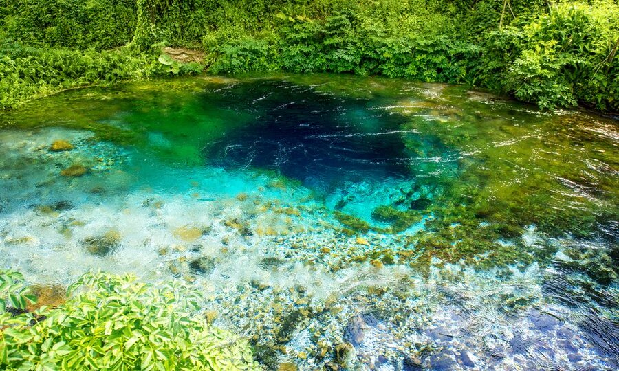 Il cuore di Blue Eye, lago in Albania