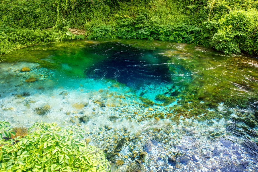 Il cuore di Blue Eye, lago in Albania