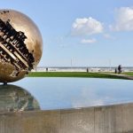Sfera Grande di Pomodoro, a Pesaro