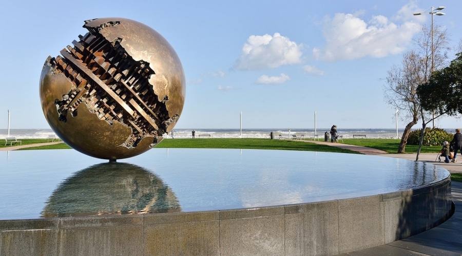 Sfera Grande di Pomodoro, a Pesaro