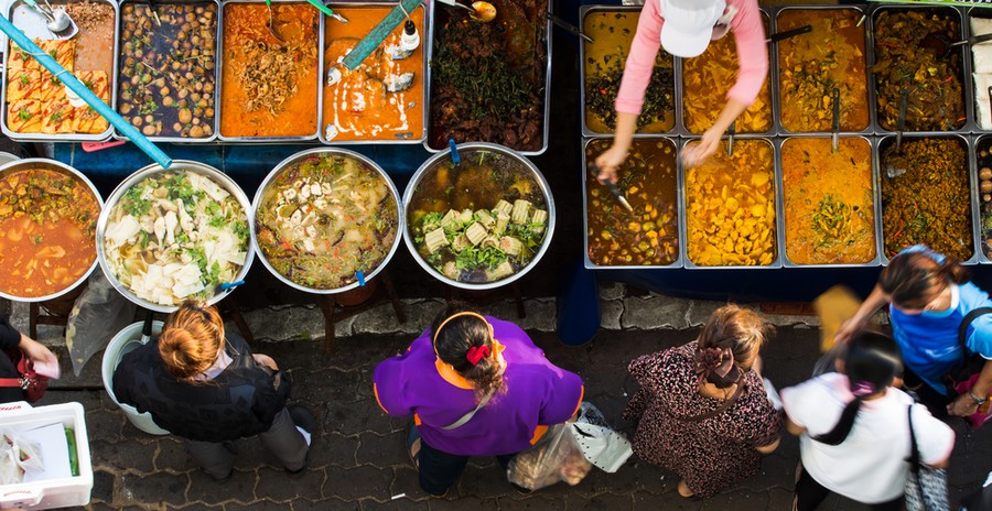 Un banco di street food a Bangkok