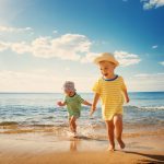 Bambini in spiaggia in riva al mare