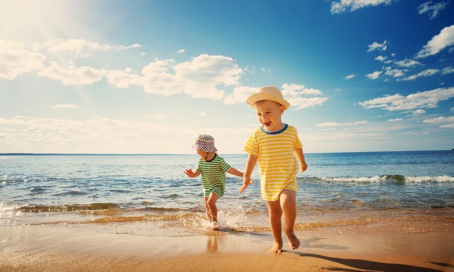 Bambini in spiaggia in riva al mare