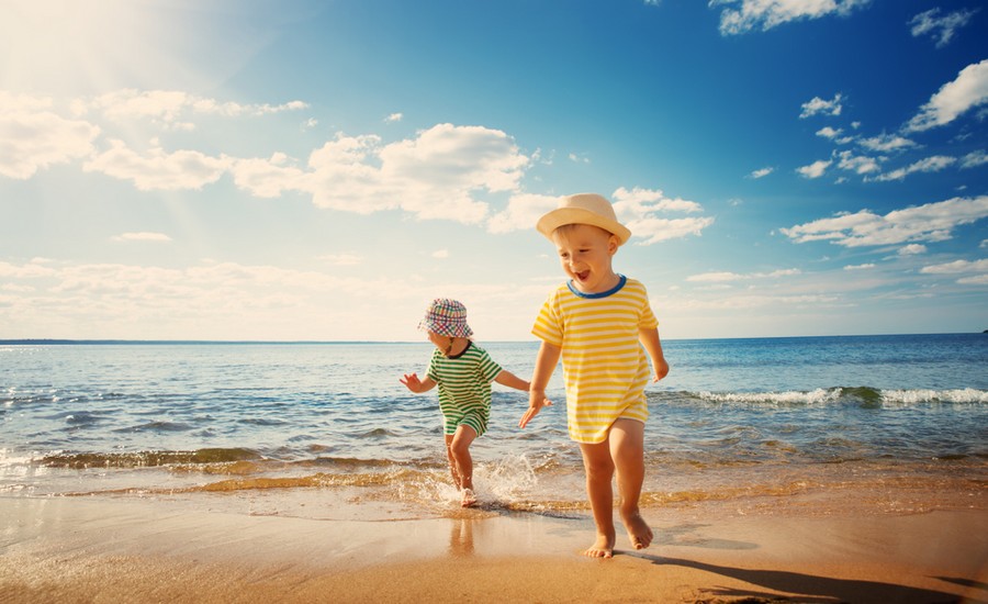 Bambini in spiaggia in riva al mare