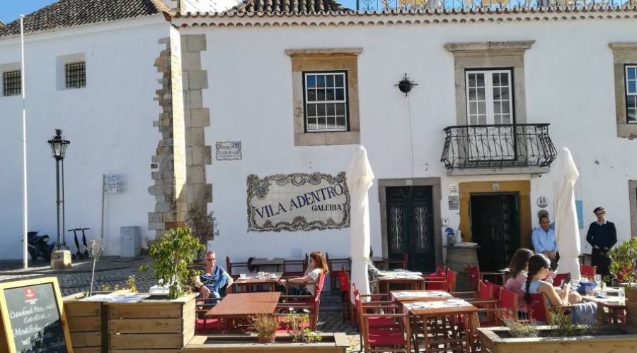 Una piazzetta di Faro, in Algarve (Portogallo)