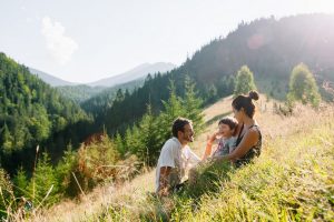 Una famiglia in vacanza in montagna in estate