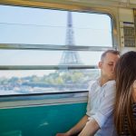 Coppia in viaggio in treno verso Parigi